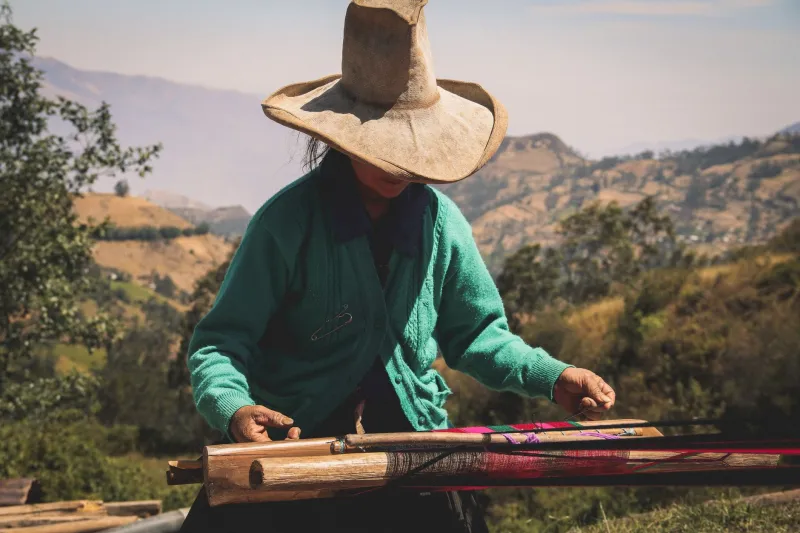 Tecer para existir: as mulheres bolivianas que estão reescrevendo suas histórias fio a fio